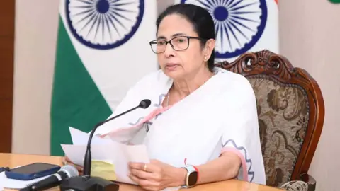 বদলে গেল মমতার দলের নাম, পেল নতুন প্রতীক