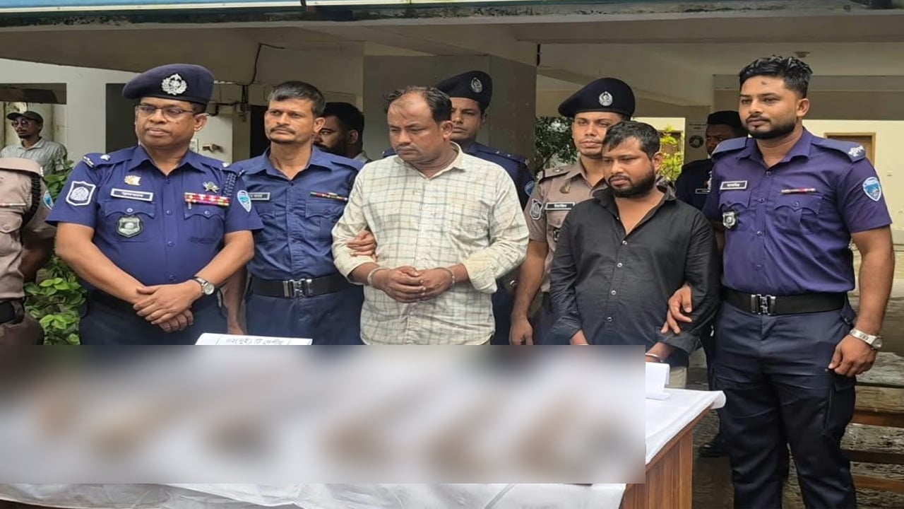 কক্সবাজারে ব্যাগভর্তি অস্ত্রসহ দু্ইজন আটক
