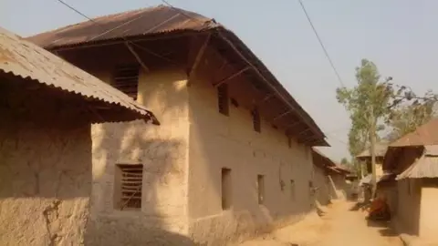 তানোরে মাটির ঘরের দেয়াল ধসে গৃহবধূর মৃত্যু