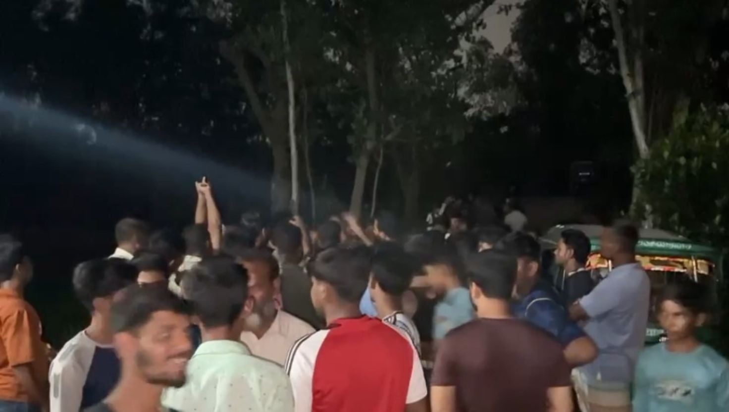 মাদকের আস্তানা পুড়িয়ে কারবারিকে পুলিশে দিল জনতা, আটক ১