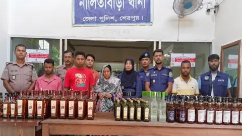 ২৫০ বোতল ভারতীয় মদ ও প্রাইভেটকারসহ ৪ জন গ্রেপ্তার