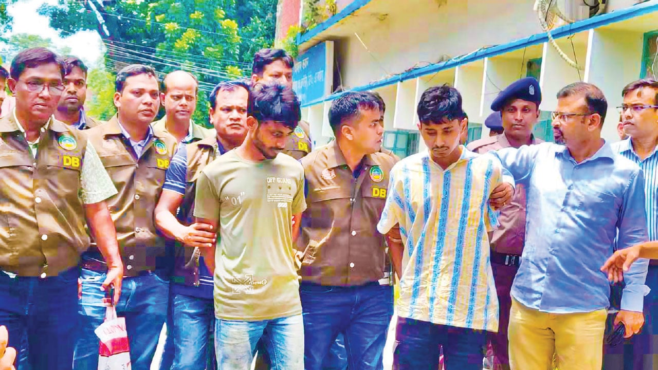 মাদক সেবনে বাধা দেওয়ায় সপরিবারে হত্যা, গ্রেপ্তার ২