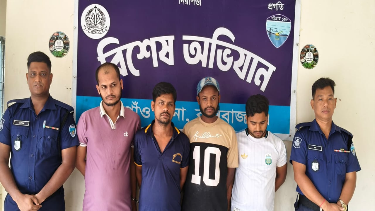 ইয়াবা সেবনের সময় স্বেচ্ছাসেবক দল নেতাসহ আটক ৪
