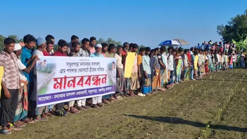 বকশীগঞ্জে দশানী নদীতে সেতুর দাবিতে মানববন্ধন 