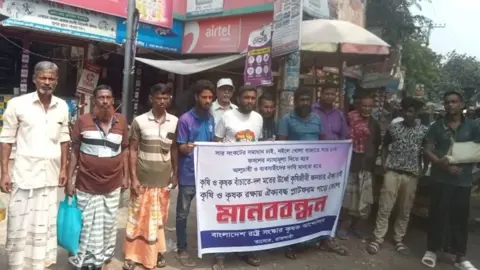 তানোরে ন্যায্যমূল্যে সারের দাবিতে মানববন্ধন

