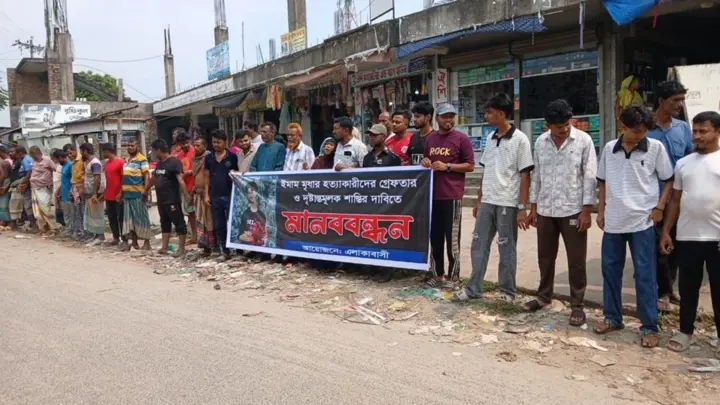 গোপালগঞ্জে দোকান কর্মচারীর ঘাতকদের গ্রেপ্তার দাবিতে মানববন্ধন