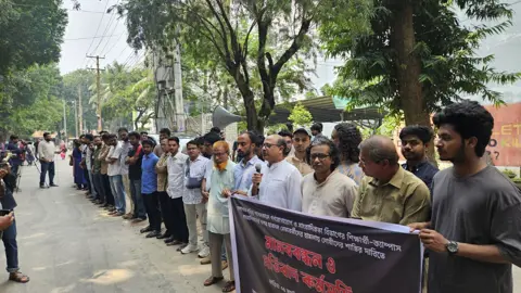 রাবিতে সাংবাদিকদের ওপর ছাত্রদলের হামলার প্রতিবাদে মানববন্ধন