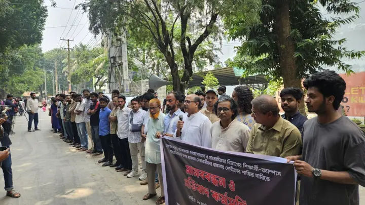 রাবিতে সাংবাদিকদের ওপর ছাত্রদলের হামলার প্রতিবাদে মানববন্ধন