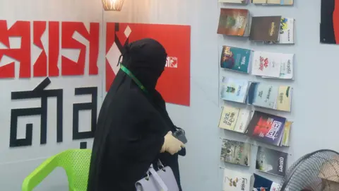 শাপলা কর্নার পরিদর্শন করলেন সংসদ সদস্য মাহবুবা হাকিম