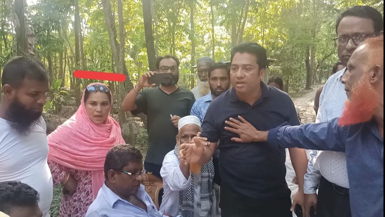 আদালতের রেকর্ড কিপারের বিরুদ্ধে প্রতিবেশীকে হয়রানি ও জমি দখলের অভিযোগ