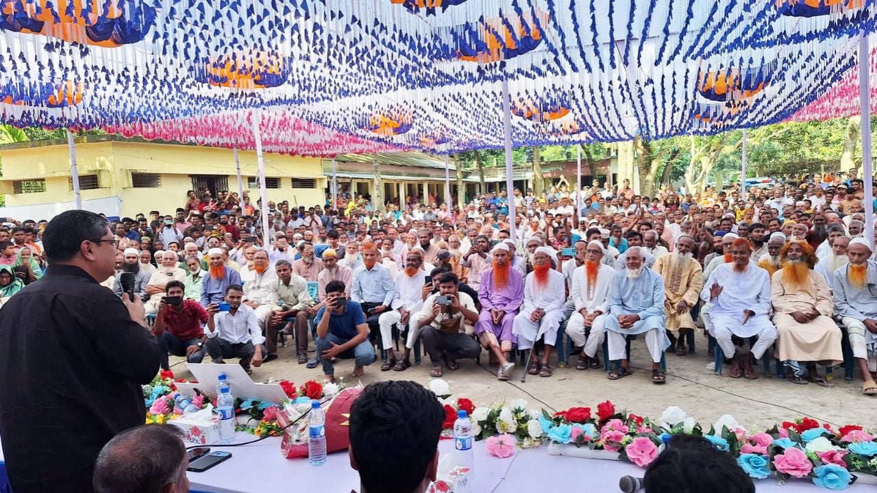 শেখ হাসিনার বিচার দেখতে চায় দেশের মানুষ: রাজনৈতিক অঙ্গনে তীব্র বিতর্ক