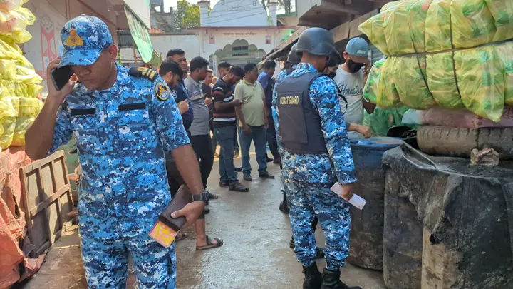 মোংলায় গোডাউন থেকে ১৫ হাজার লিটার ভোজ্যতেল জব্দ