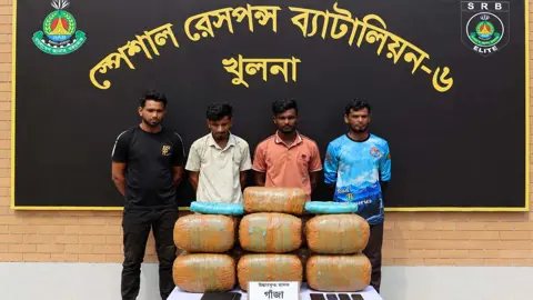 গাঁজা উদ্ধারের পরিমাণ নিয়ে বিভ্রান্তি, কর্মকর্তা ১২০ কেজি বললেও বিজ্ঞপ্তিতে ৭৫