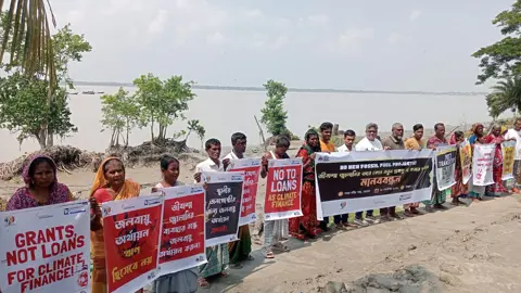 জীবাশ্ম জ্বালানির নতুন প্রকল্প বন্ধের দাবিতে মানববন্ধন