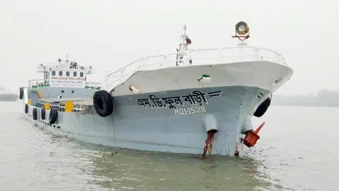 মোংলায় বাঙ্কার বোটের ধাক্কায় কয়লাবোঝাই জাহাজডুবি
