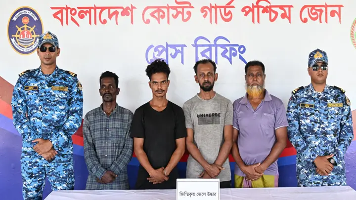 সুন্দরবনে চার জেলে উদ্ধার, দস্যুদের হাতে জিম্মি আরো ১৭ জন
