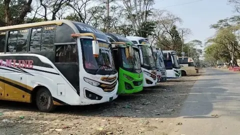 মোংলা বাসস্ট্যান্ডে যাত্রীছাউনি নেই, রোদ-বৃষ্টিতে ভোগান্তি
