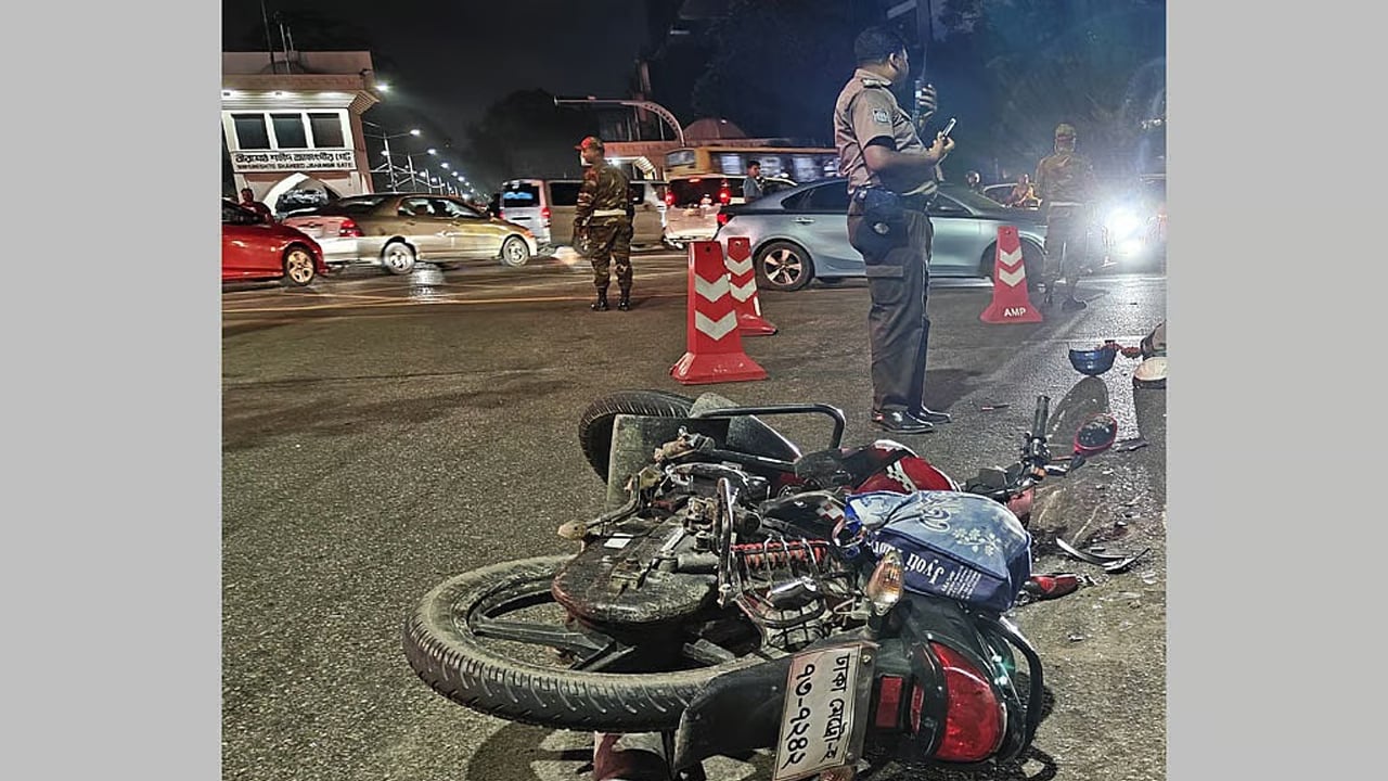জাহাঙ্গীর গেইটের সড়কে রক্তাক্ত লাশের পাশে ভাঙাচোরা বাইক 

