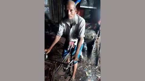 ৭১ বছর বয়সেও রিকশা চালান মোহাম্মদ উল্লাহ