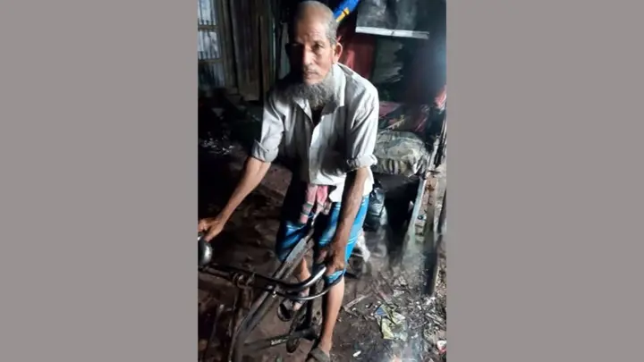 ৭১ বছর বয়সেও রিকশা চালান মোহাম্মদ উল্লাহ