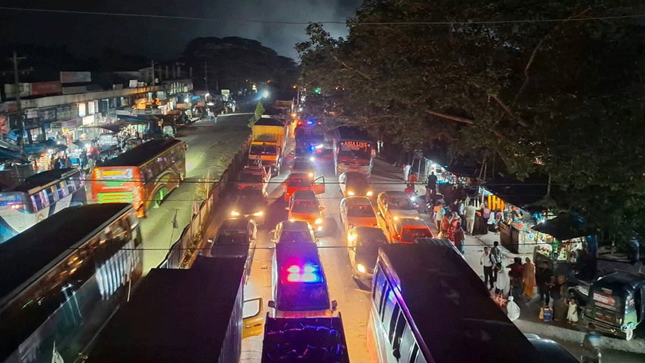 দাউদকান্দি থেকে মেঘনা টোলপ্লাজা পর্যন্ত দীর্ঘ যানজট
