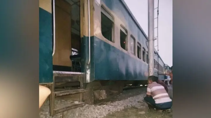 রংপুরে ট্রেন লাইনচ্যুত, চালক ও গার্ডকে মারধর