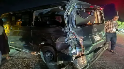 লংমার্চ থেকে ফিরতি মাইক্রোবাসে ট্র্যাকের ধাক্কা, চার যাত্রী আহত 