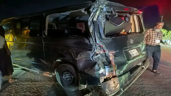লংমার্চ থেকে ফিরতি মাইক্রোবাসে ট্র্যাকের ধাক্কা, চার যাত্রী আহত 