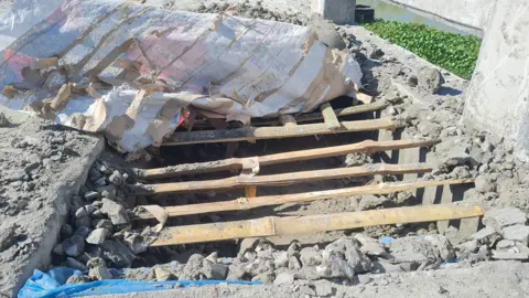 বাসাইলে ১০ কোটি টাকার সেতুতে রডের বদলে বাঁশ