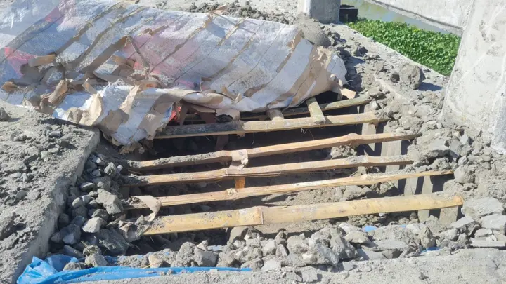 বাসাইলে ১০ কোটি টাকার সেতুতে রডের বদলে বাঁশ