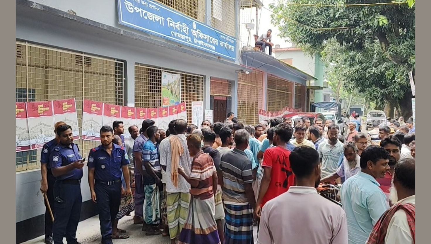 ডিলারের কাছে সার না পেয়ে গোমস্তাপুরে কৃষকদের বিক্ষোভ