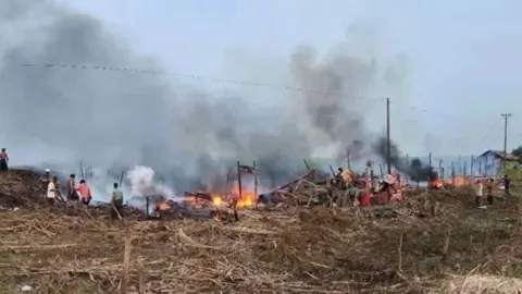 রাখাইনে বাস্তুচ্যুতদের শিবিরে ফের বিমান হামলা, নিহত ৮