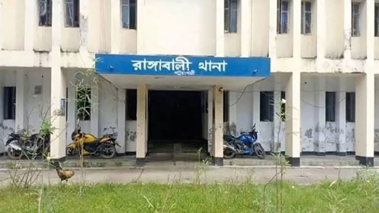 বঙ্গোপসাগরে ১০ জেলেসহ ট্রলার ডুবি
