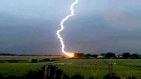 নৌকার মধ্যে বজ্রপাতে রাখালের মৃত্যু
