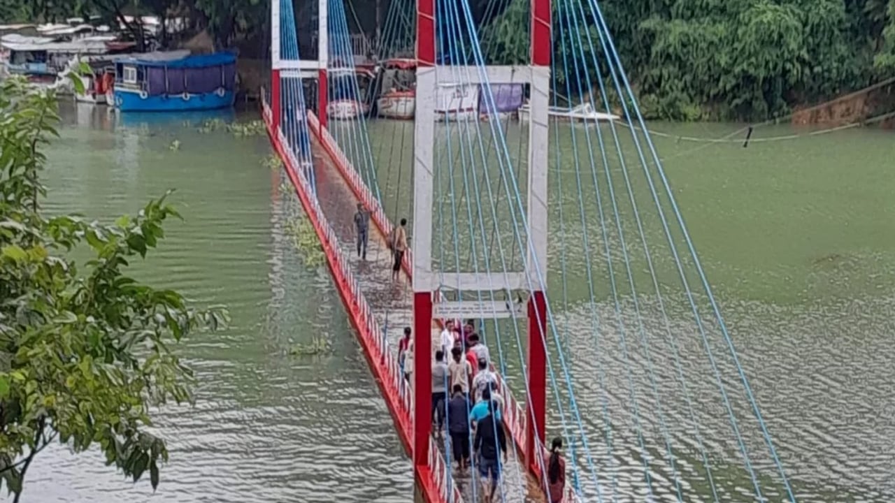 রাঙামাটির ঝুলন্ত সেতু পানিতে ডুবে গেছে
