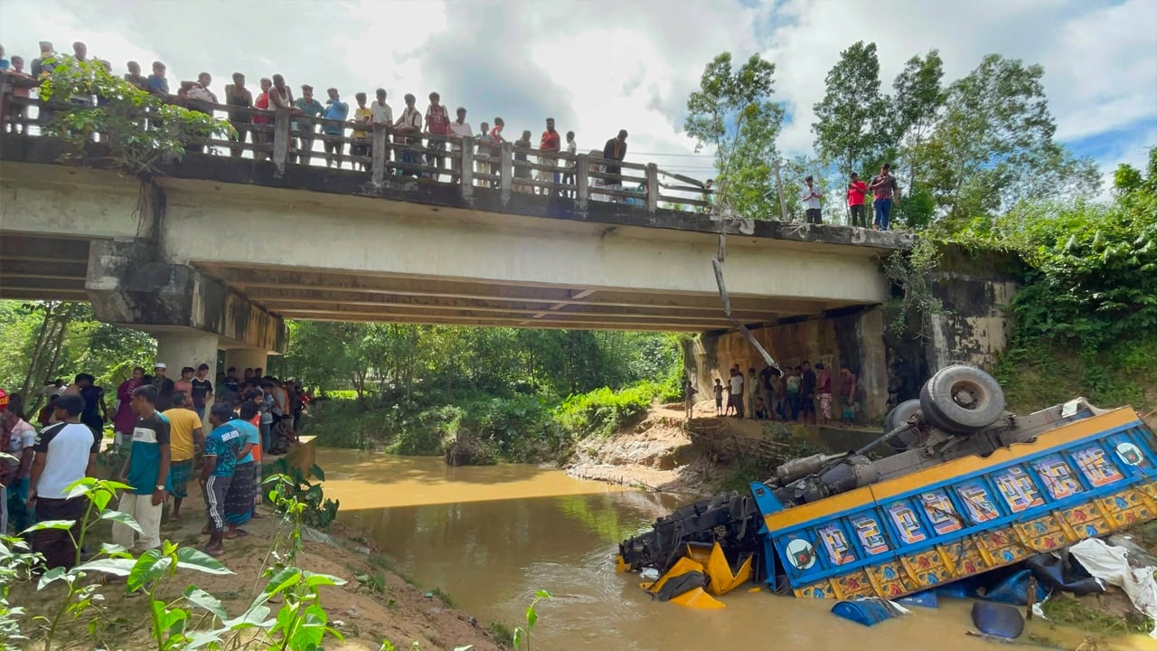 ব্রিজের রেলিং ভেঙে তেলবাহী ট্রাক খালে, চালক নিহত

