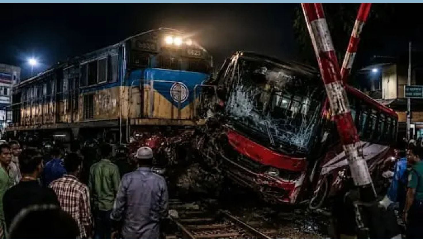 রাজবাড়ীতে রেলগেটে ট্রেন-বাস-মাহিন্দ্র ত্রিমুখী সংঘর্ষে নিহত ২, আহত ১৫