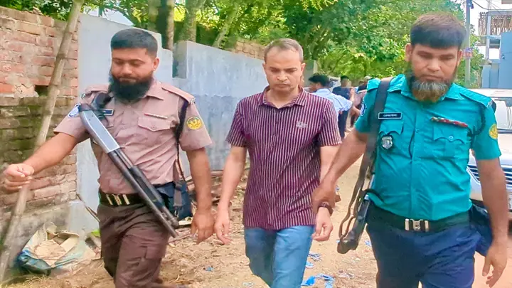 ফ্ল্যাটের দরজা ভেঙে নারীসহ পুলিশ কর্মকর্তা আটক