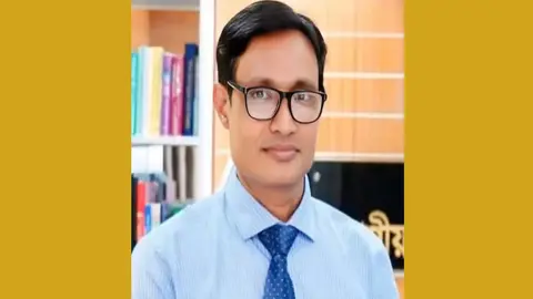 প্রধানমন্ত্রীকে প্রটোকল বহির্ভূত স্পর্শ, রাজশাহীর বিভাগীয় কমিশনার ওএসডি