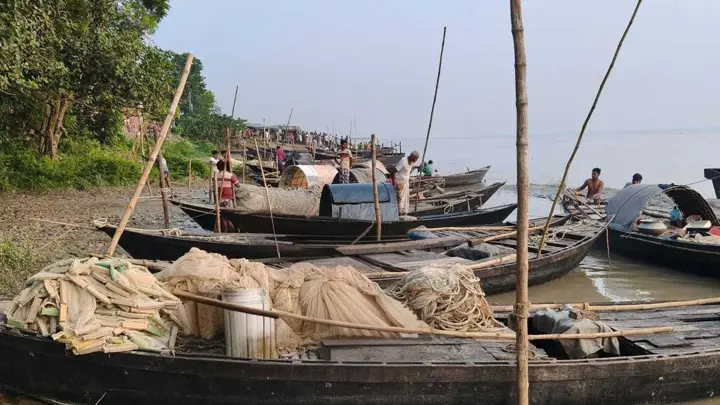 ২২ দিনের নিষেধাজ্ঞায় রাজশাহীতে জেলে শূন্য পদ্মানদী, ঘাটে নোঙর করা সারি সারি নৌকা