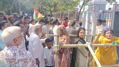 প্রধানমন্ত্রীকে একনজর দেখতে অপেক্ষায় রাজশাহীবাসী