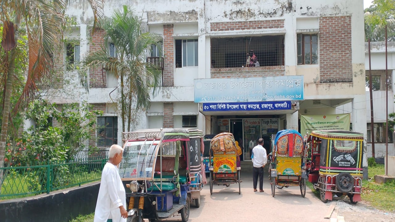 রাজাপুরে প্রাইভেটকারের চাপায় এক নারী নিহত
