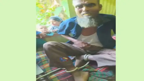 পাওনা টাকার জন্য বৃদ্ধকে শিকলে বেঁধে নির্যাতন
