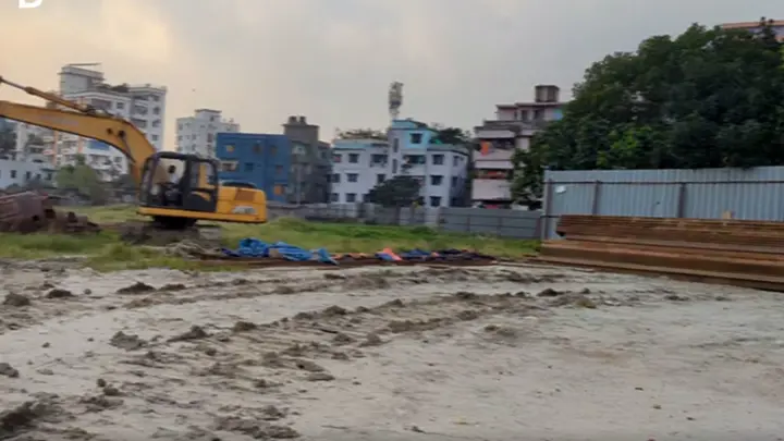 রাতের আঁধারে রামপুরা খেলার মাঠে বহুতল ভবন নির্মাণ