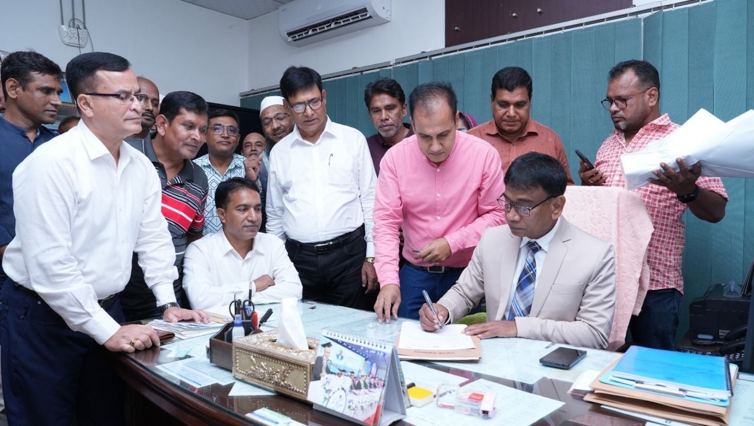 নেই স্নাতক ডিগ্রি, তবুও হলেন রাবির রেজিস্ট্রার