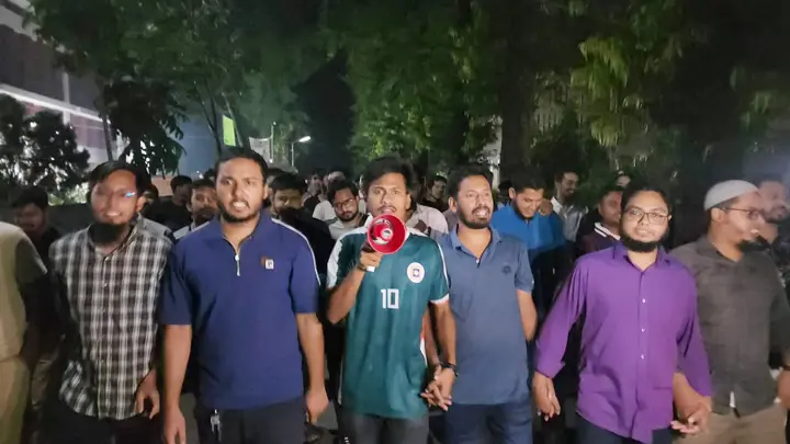 সরকারি চাকরিতে ভাইভা নম্বর বাড়ানোর প্রতিবাদে রাবিতে বিক্ষোভ