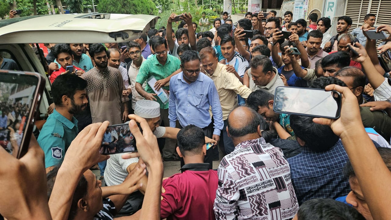 ছাত্রলীগ কর্মীর হামলা, রাবিতে উত্তেজনা


