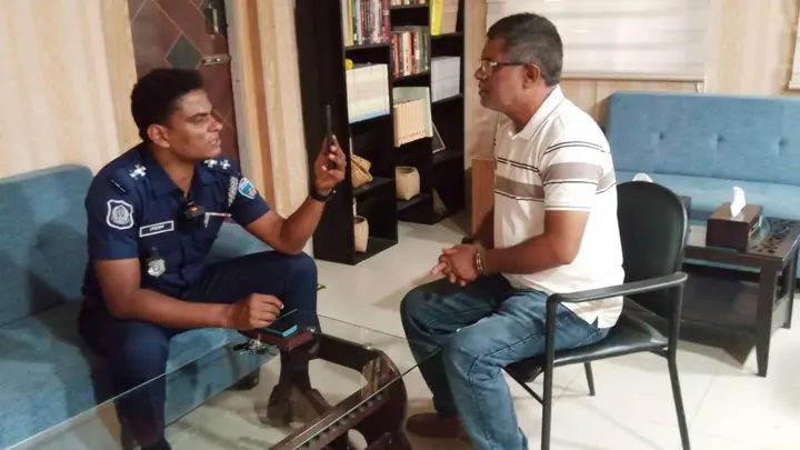 সচিবের ভাই পরিচয়ে ইউএনওর কাছে টাকা দাবি, প্রতারক আটক
