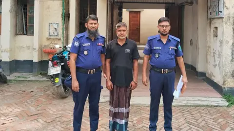 অটোরিকশা চালকদের কাছ থেকে চাঁদা আদায়, গ্রেপ্তার ১