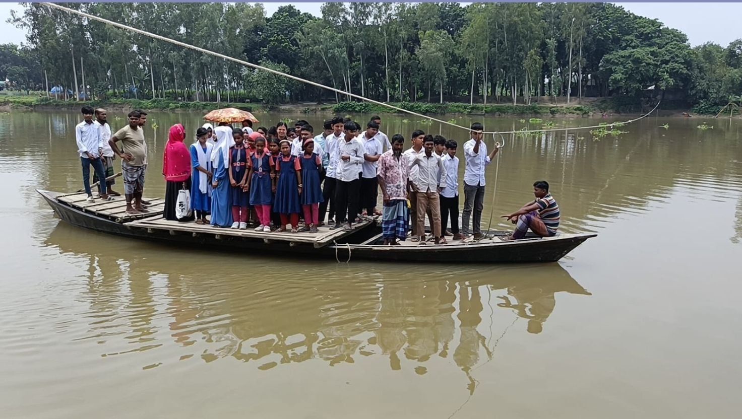 রায়গঞ্জে খেয়া নৌকায় নদী পারাপার, ঝুঁকিতে শিক্ষার্থীরা